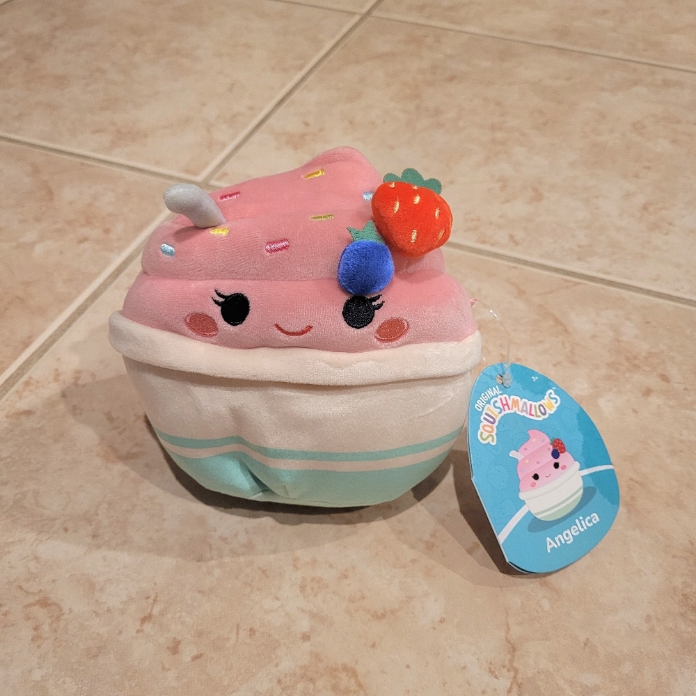 DESSERT SQUAD SCENTED MYSTERY BAG Angelica the Frozen Yogurt 5" Squishmallow